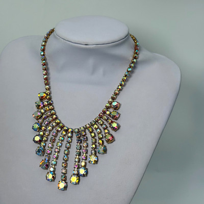 Halskette goldfarbene Fransen Aurora Borealis Kristalle Strass irisierend 1950'