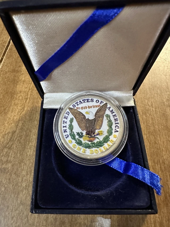 Moneda Patriótica Libertad Bandera Coloreada Dólar de Plata Morgan 1921 con Caja de Exhibición Foto 2 de 2