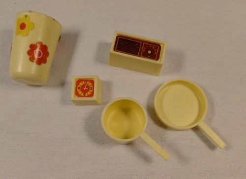 VTG 1972 Barbie Surprise House Kitchen Accessories Pot Clock Waste Basket Radio