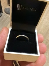 ladies platinum wedding ring Size N 3.7g 