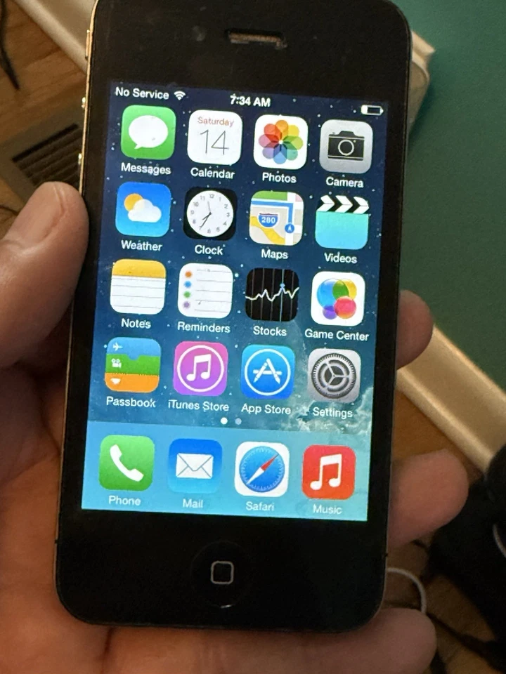 iPhone 4 16gb AT&T , Black , Works Great - Image 4 of 4