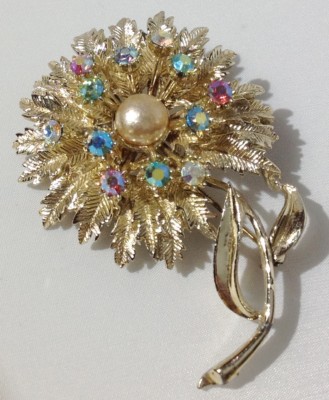 Broche Vintage En Forme De Fleur En Relief - Couleur Or Poli Avec Cristaux Au Centre - Réf. 175