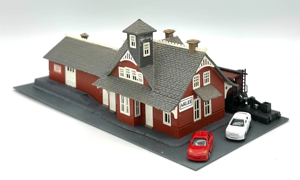 Model Power 1501 N Scale Custom 2-Story Red ARLEE R.R, Station Diorama - Image 4 of 4