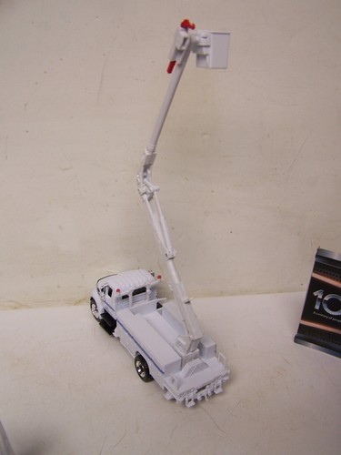 NEW RAY 1/43 International 100 YRS PPL PP&L BOOM TRUCK ALLENTOWN PA LINESMAN - Picture 9 of 13