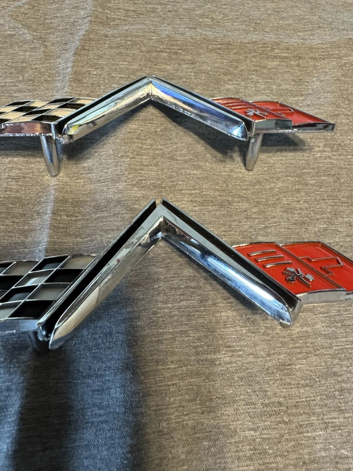 NUEVO - CHEVROLET IMPALA SS 1967 EMBLEMA V8 DELANTERO FABRICANTE ORIGINAL CHEVY '67 Foto 4 de 4