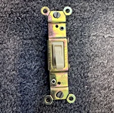 LEVITON 1471-I QUIET SINGLE POLE FLUSH TOGGLE SWITCH 120-277V 15A, NEW, 10X