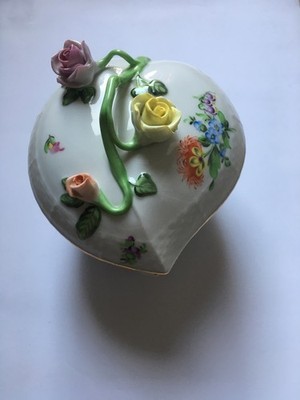 Herend Hungary Porzellan Bonbonniere Rosengriff Goldrand Herzform 11,5 H 13cm L