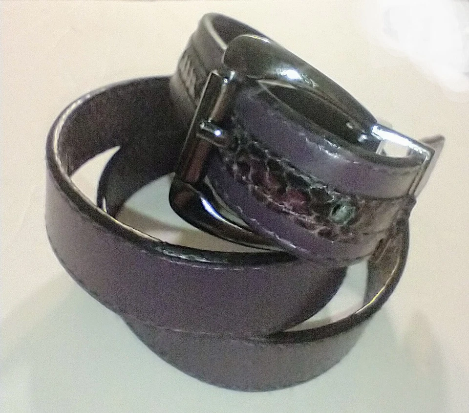 Cinturón reversible de cuero sintético en relieve Nine West púrpura lagarto para mujer talla: S Foto 2 de 4