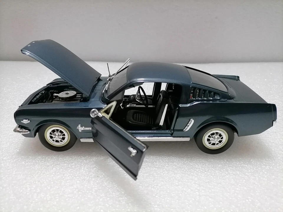 FORD Mustang 1965  -  Vintage  diecast  1:18  Scale model , Solido 1990 - Image 3 of 4