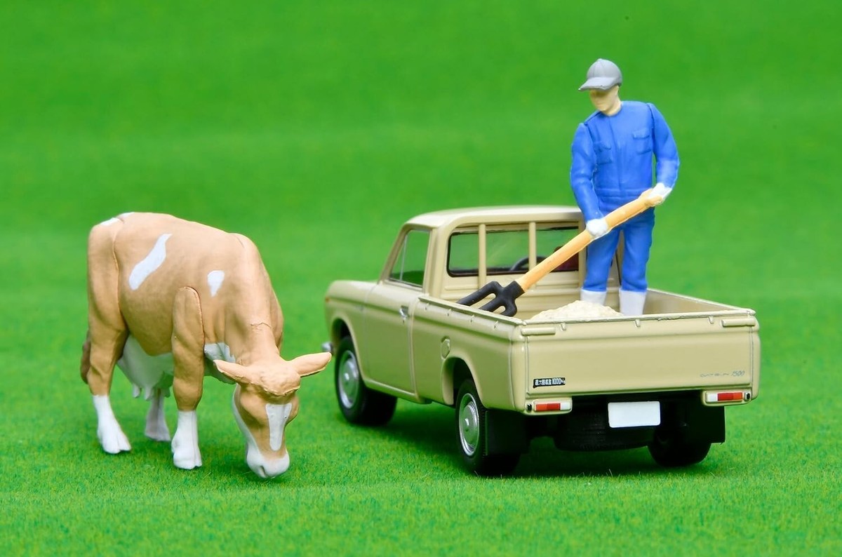 Tomica Vintage Datsun 1300 Truck Rancher Figures Metal Diecast Car