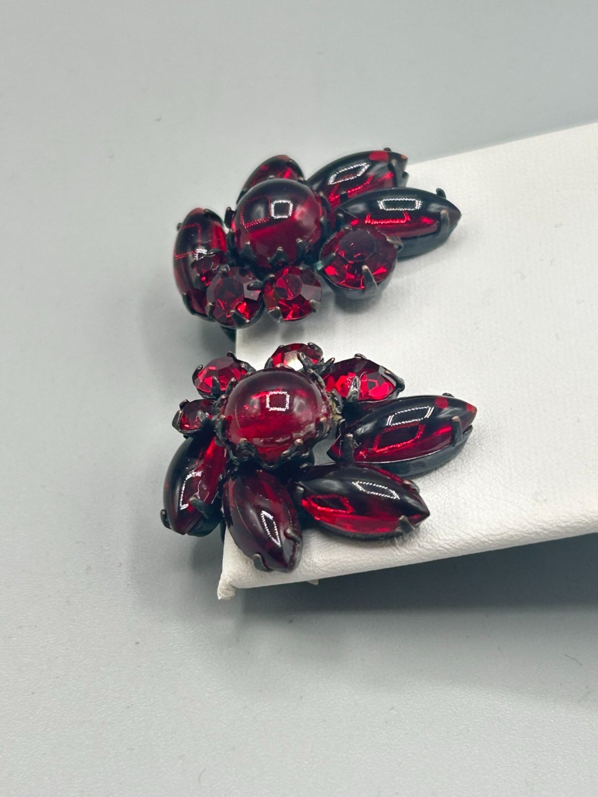 Unsigned WEISS Clip On Earrings Ruby Red Clips Al… - image 6