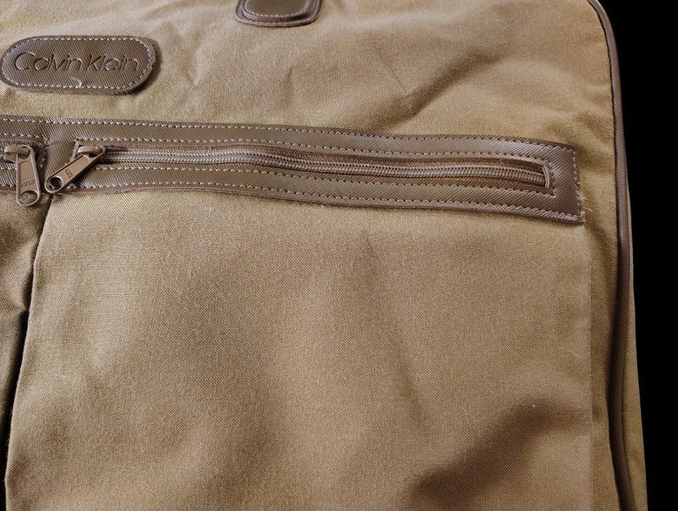 Bolso de fin de semana vintage de nailon caqui Calvin Klein años 90 (un tirón de cremallera dañado) Foto 3 de 4