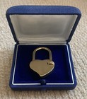 GOLD TONE HEAVY METAL HEART SHAPED KEY CHAIN. — photo 1