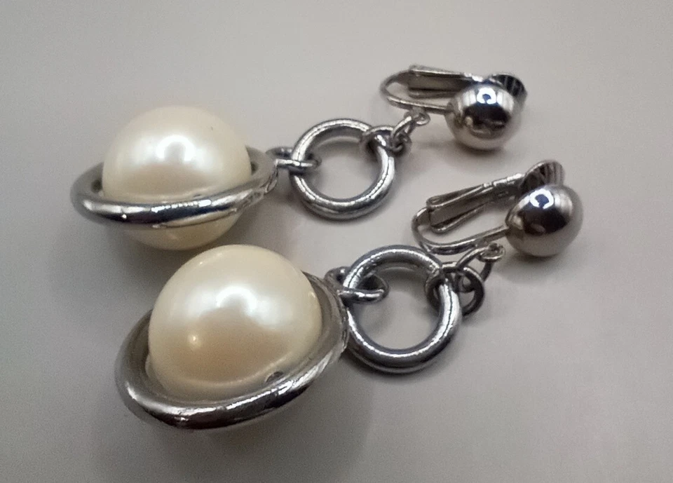 Bonitos pendientes colgantes vintage Avon tono plata grandes perlas de imitación Foto 4 de 4