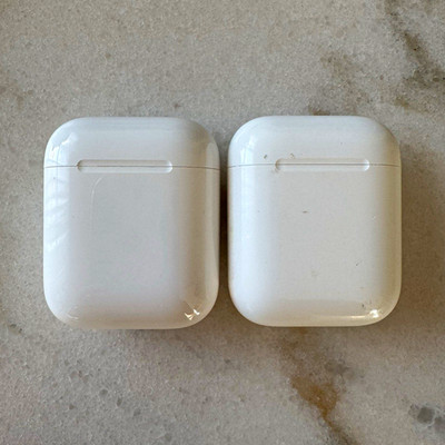 Apple AirPods (1st Generation) White Wireless Bluetooth Earbuds w/ Charging Cas