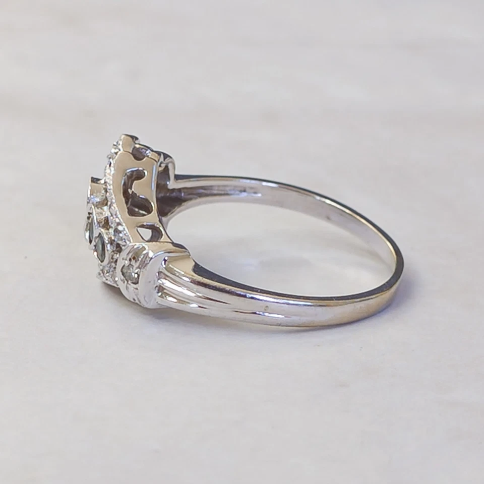 Anillo de espinela de laboratorio de oro blanco de 14k con cambio de color — racimo vintage de Weinman Brothers Foto 4 de 4