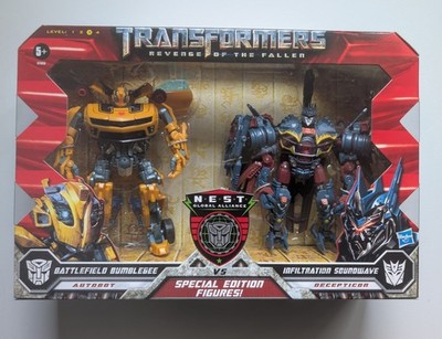 Battlefield Bumblebee vs. Action Figure Infiltration Soundwave 97856 Transformers