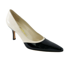 NWB SALVATORE FERRAGAMO Leather Pointed Cap Toe Pumps 7.5 AA Ivory Black Patent
