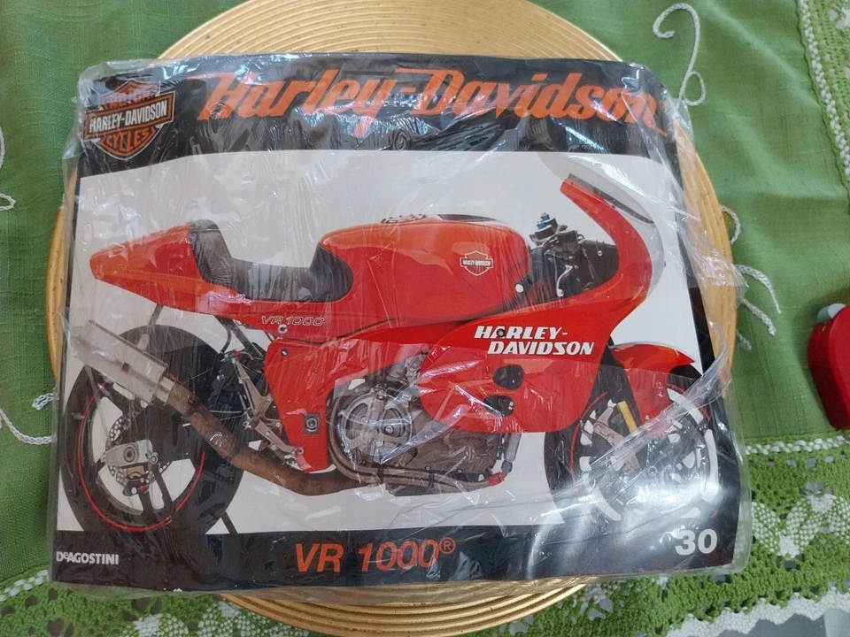 Costruisci moto Harley Davidson Uscita 30 scala 1 :4 De Agostini VR 1000 - Immagine 2 di 2