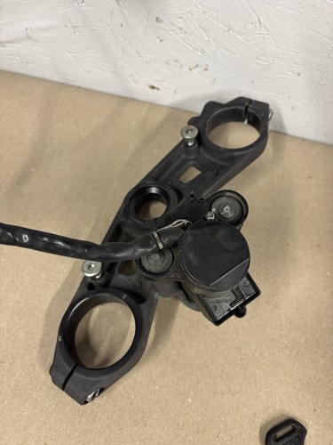 09-12 NINJA ZX6R FRONT TOP UPPER TRIPLE TREE CLAMP ignition Switch OEM #0139 - Picture 5 of 7