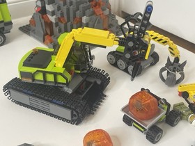 LEGO City Volcano Explorers LOT of 2 Sets Volcano Base 60124 & Helicopter 60123