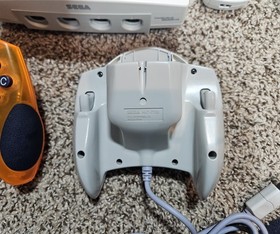 Sega Dreamcast Console BUNDLE W/ 2 cont. , 1 VMU, 1 Game, 1 Rumble Pak. RD DESC.