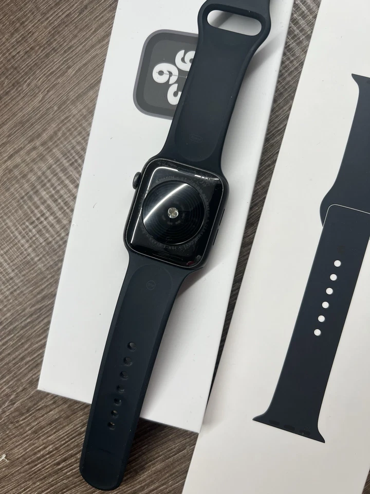 Apple Watch SE (2a generazione) 44mm Cassa in Alluminio con Sport Loop -... - Immagine 3 di 4
