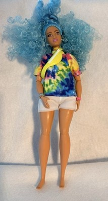 Mattel - Barbie Extra Doll #4 - Blue Hair, Curvy, Freckles, Tie Dye Shirt