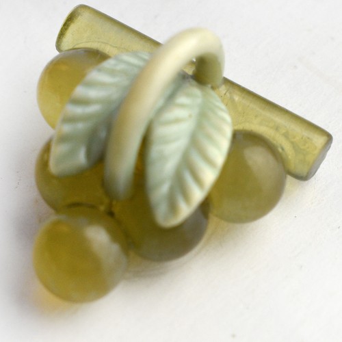 Vintage Light Green Realistic Grapes Weeber Celluloid Button 13/16” - Picture 3 of 7