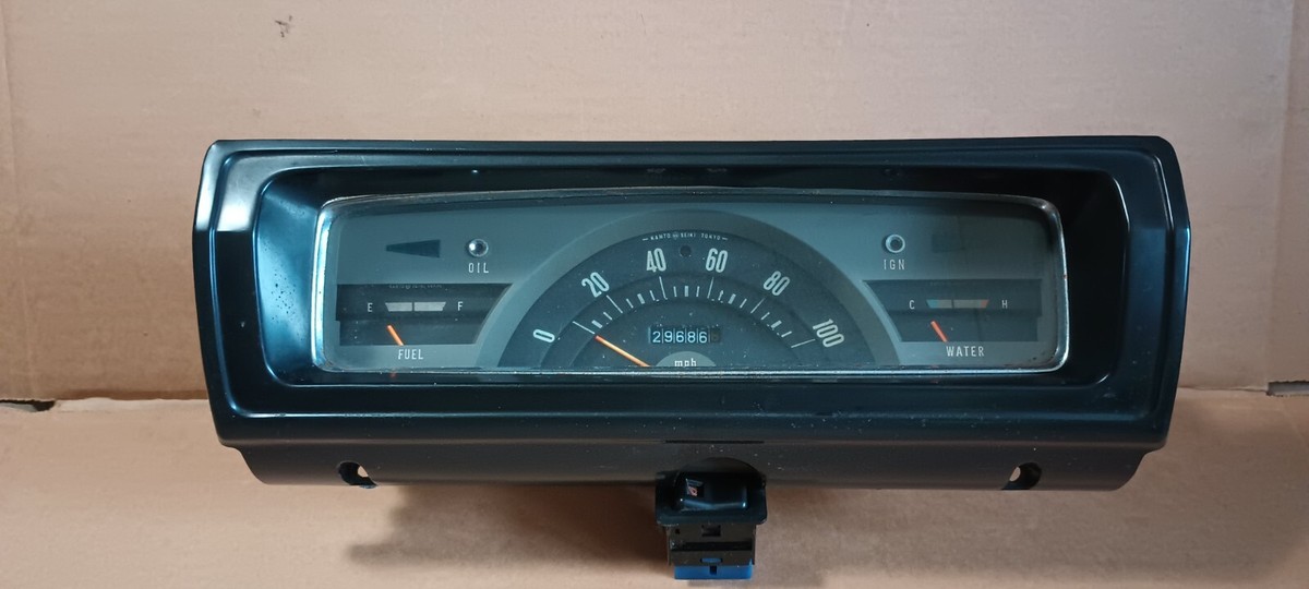DATSUN 520 521 PICKUP SPEEDOMETER INSTRUMENT GAUGE CLUSTER WITH
