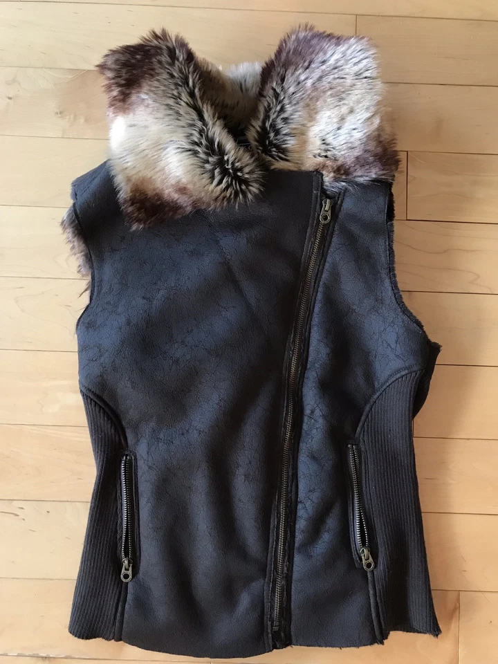URBAN OUTFITTERS Members Only SUPER SOFT Faux Vegan Fur Vest - Imagem 2 de 4