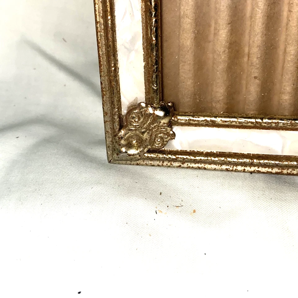 Marco de fotos vintage 8x10" latón dorado madreperla en relieve ornamentado con vidrio Foto 2 de 4