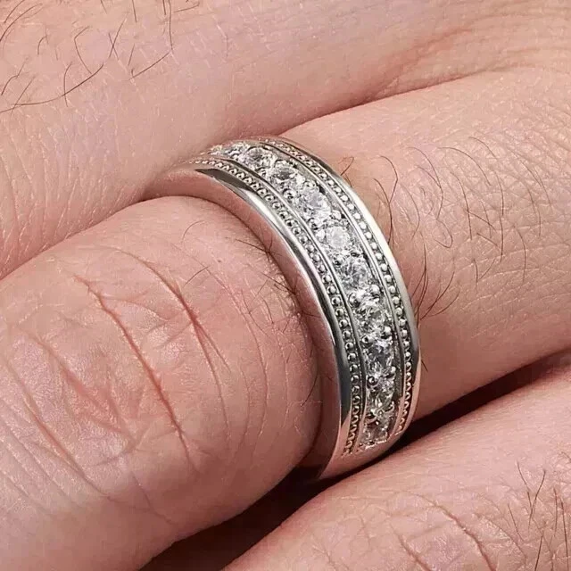 Anillo de compromiso de moissanita de corte redondo de 2,25 quilates enchapado en oro blanco de 14 quilates para hombre Foto 2 de 4