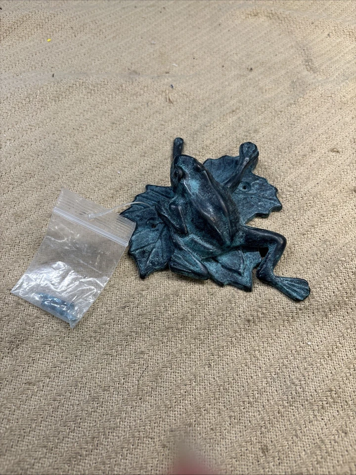 Llamador de puerta de rana de latón SPI San Pacific International Verdigris con tornillos Foto 2 de 4