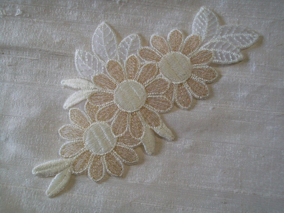 Apliques con motivos florales para coser o planchar de oro blanco y pálido - Juego de 5 piezas Foto 2 de 3