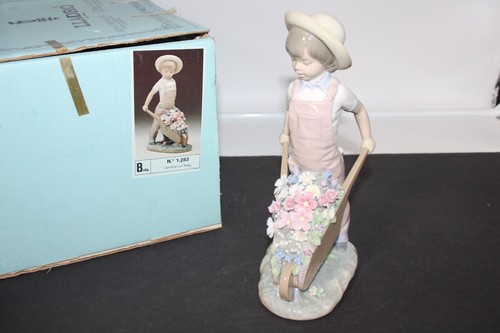 Lladro, No 1283 Kinderschubschubkarre voller Blumen, kleiner Gärtner mit Karton