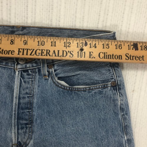 Levi's 501 Jeans Uomo W32 L30 Bottone Fly Lavaggio Leggero Denim Pantaloni Gamba Dritta - Foto 2 di 8