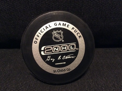 Montreal Canadiens NHL 2000 Souvenir Official Game Hockey Puck In Glas Co VG - Picture 5 of 6