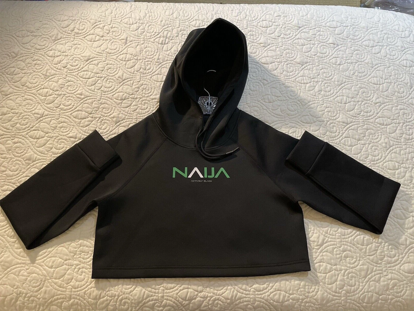 ACTIVELY BLACK Womens Crop Hoodie size Medium Black Naija Long Sleeve Activewear