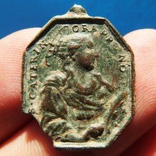 IMPRESIONANTE MEDALLA RELIGIOSA SANTA CATALINA SIGLO XIX SANTA Y VIRGEN BENDITA