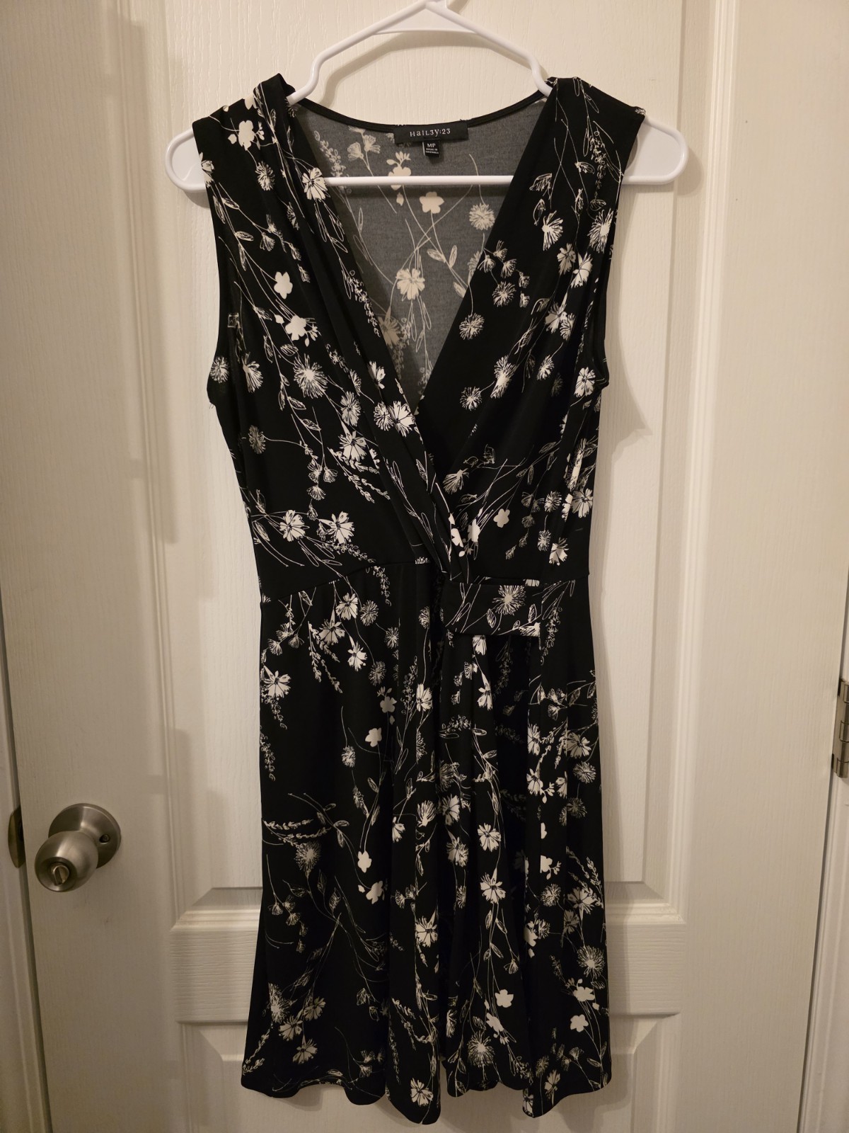 Hail3y:23 Black White Floral Fit & Flare Sleeveless Knee Length Dress MP Petites