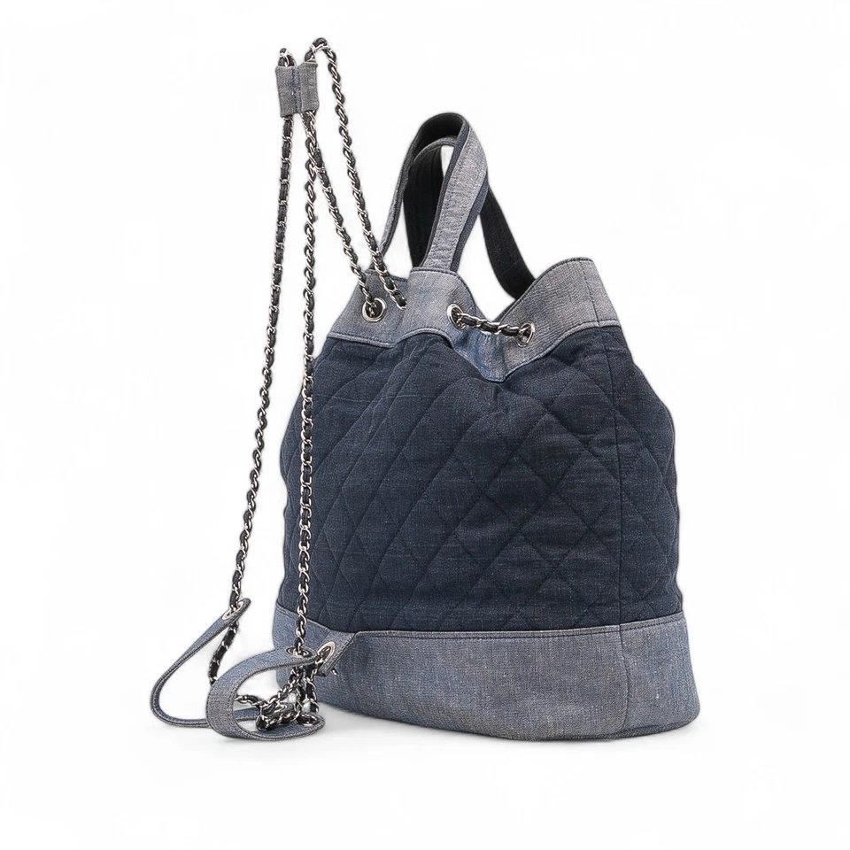 Mochila Chanel Autenticada Acolchada Medallón Azul Denim Tela Foto 2 de 4