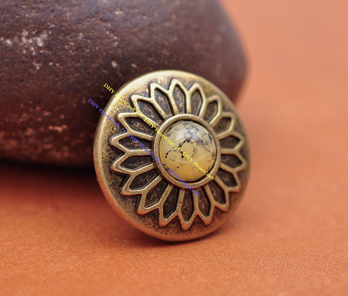 10X ANTIQUE BRASS FLOWER LEATHERCRAFT KEYCHAIN SADDLE WALLET