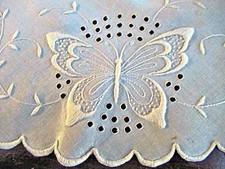 Vtg Table Topper 32" Rnd Linen Figural Lace Butterflies Madeira Whitework Embr