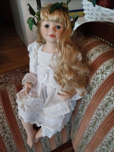 Bildhübsche  Mädchenpuppe mit blonden Haaren und blaue Augen im weißen Kleid - Afbeelding 1 van 3