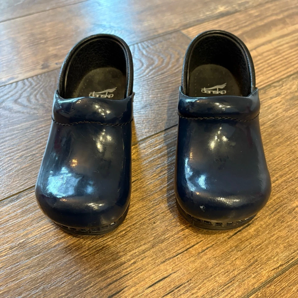 Zuecos Dansko de cuero azul marino para niños pequeños zapatos ortopédicos talla niños 26 EE. UU. Tod 9,5 Foto 3 de 4
