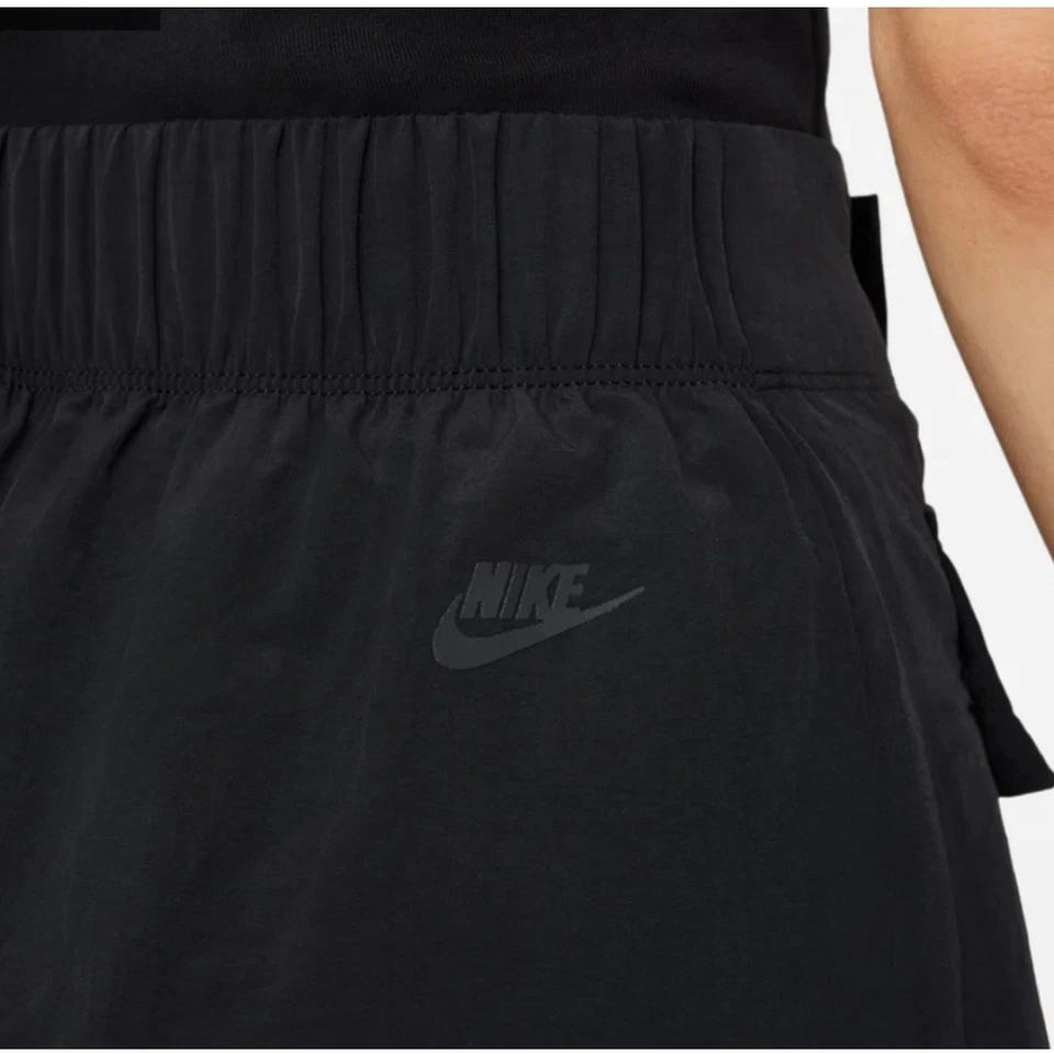 全新带标签耐克女式运动服裙黑色 DD4618-010 A 字科技包,尺寸 S — 第 2/4 张图片