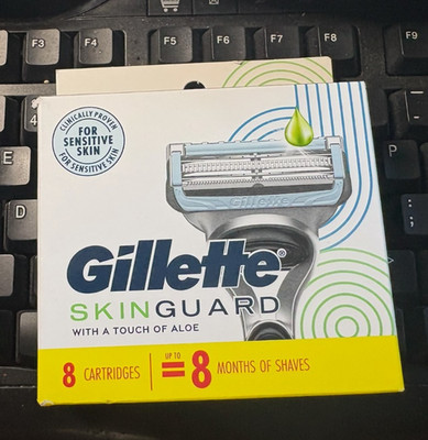 Gillette Skinguard For Sensitive Skin Razor Blade Refills - 8 Cartridges NIB