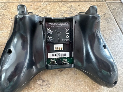 Xbox 360 Wireless Controllers (LOT OF 2) Missing Battery Back, Slow Joy Stick - Picture 6 of 7