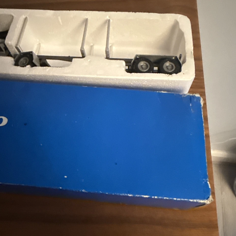 Conrad 280621 Volvo F16 logging truck with trailer 1.50 scale (used) - Image 2 of 4